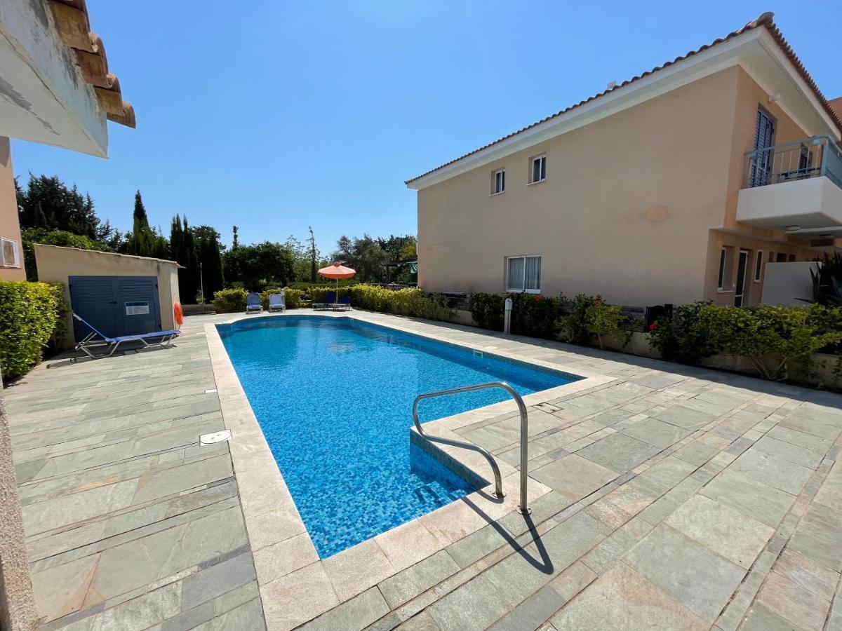 Iris Village Grand Apartment Paphos Esterno foto