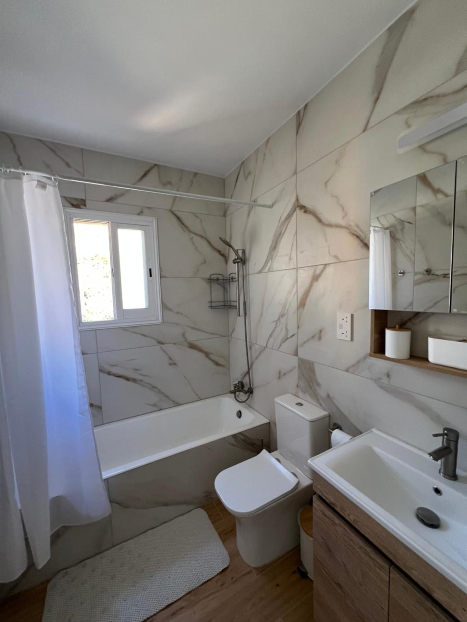 Iris Village Grand Apartment Paphos Esterno foto